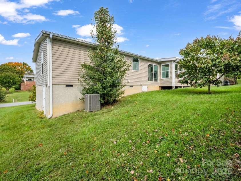 4 Frederick Lane, Hendersonville, NC 28792.  MLS# CAR4310090, YatesRealty ID 17820. 