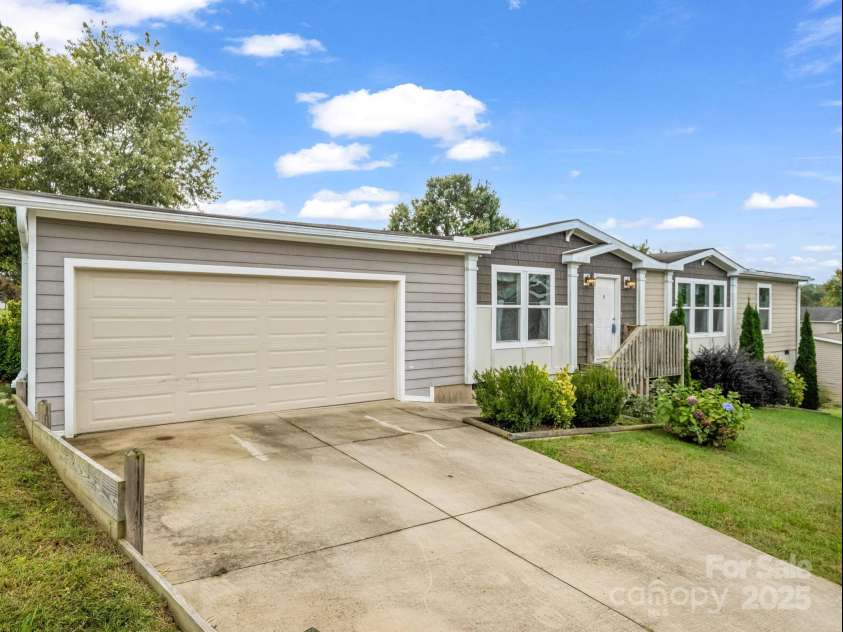 4 Frederick Lane, Hendersonville, NC 28792.  MLS# CAR4310090, YatesRealty ID 17820. 