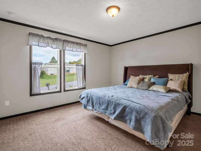 4 Frederick Lane, Hendersonville, NC 28792.  MLS# CAR4310090, YatesRealty ID 17820. 