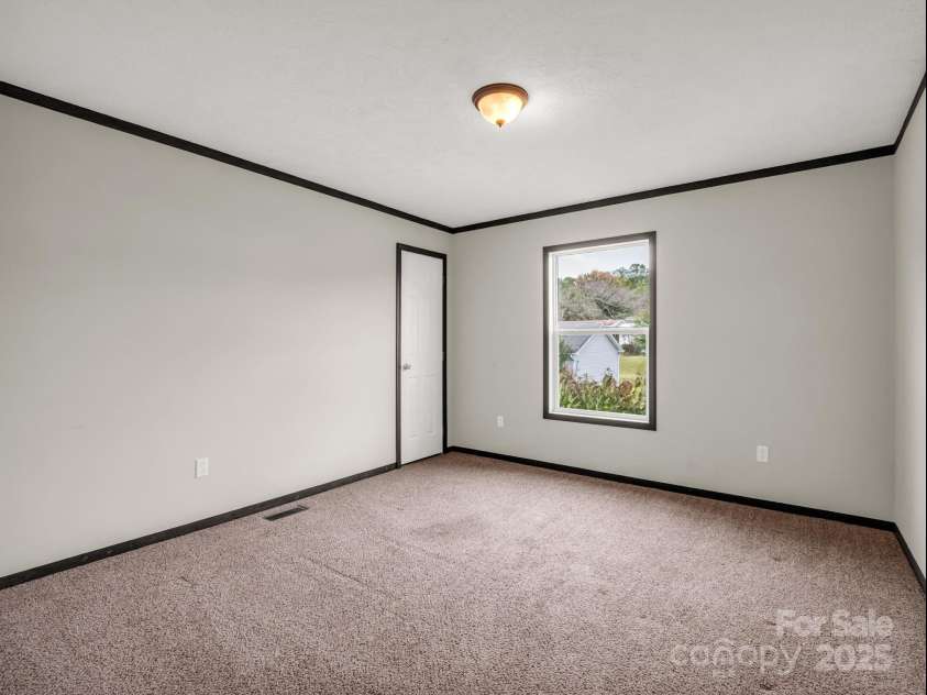 4 Frederick Lane, Hendersonville, NC 28792.  MLS# CAR4310090, YatesRealty ID 17820. 