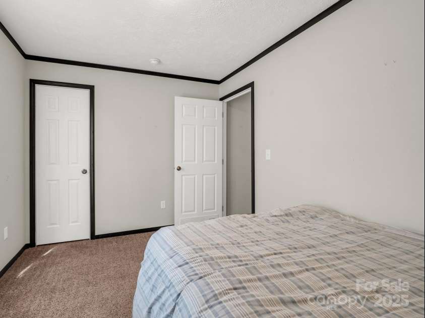 4 Frederick Lane, Hendersonville, NC 28792.  MLS# CAR4310090, YatesRealty ID 17820. 