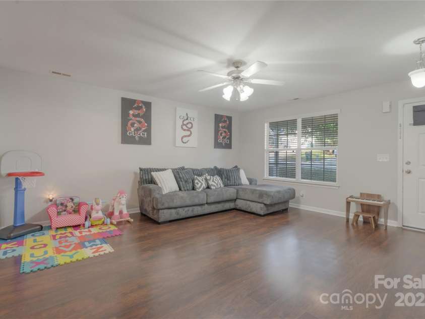 223 Stockbridge Drive, Spartanburg, SC 29301.  MLS# CAR4309368, YatesRealty ID 17821. 
