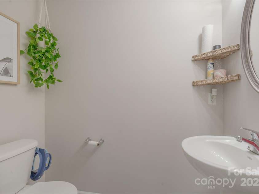 223 Stockbridge Drive, Spartanburg, SC 29301.  MLS# CAR4309368, YatesRealty ID 17821. Half Bath on Main floor