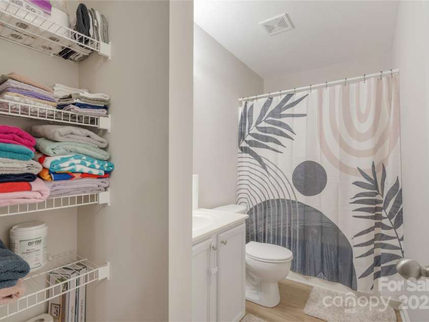 223 Stockbridge Drive, Spartanburg, SC 29301.  MLS# CAR4309368, YatesRealty ID 17821. Secondary Bathroom