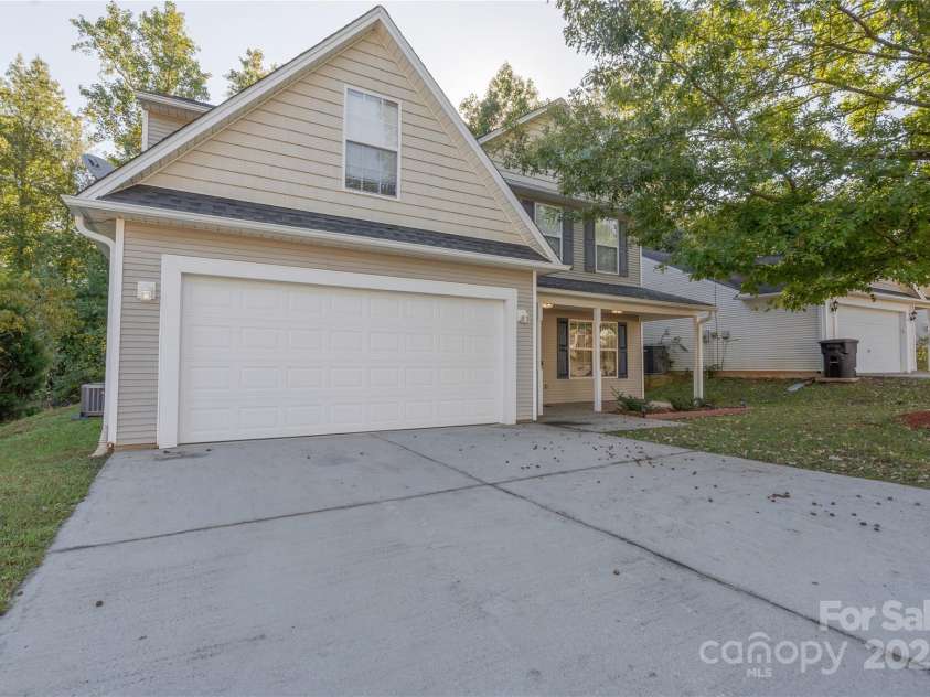 223 Stockbridge Drive, Spartanburg, SC 29301.  MLS# CAR4309368, YatesRealty ID 17821. Welcome Home