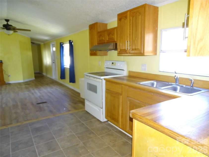 453 Riverview Lane, Lexington, NC 27292.  MLS# CAR4360894, YatesRealty ID 17823. KITCHEN