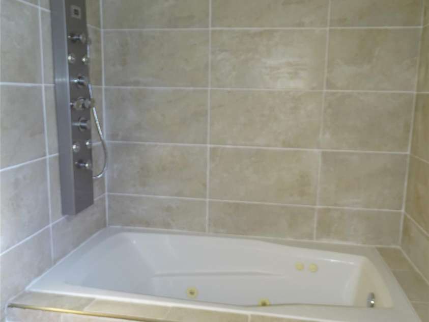453 Riverview Lane, Lexington, NC 27292.  MLS# CAR4360894, YatesRealty ID 17823. Primary tub/shower
