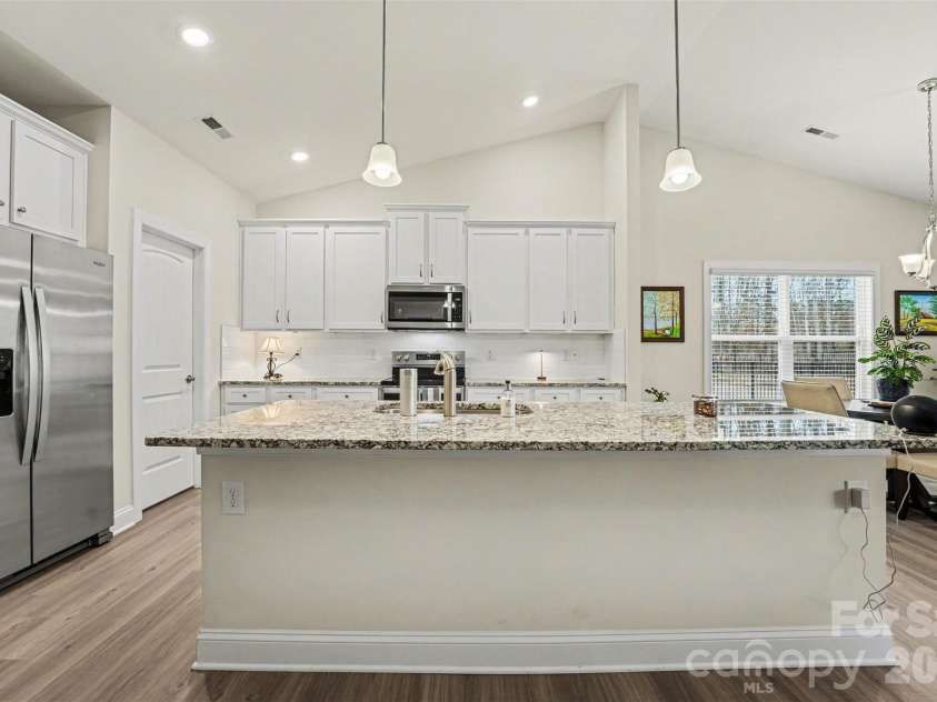115 Tradesmen Trail, Troutman, NC 28166.  MLS# CAR4350971, YatesRealty ID 17825. Large kitchen island with breakfast seating