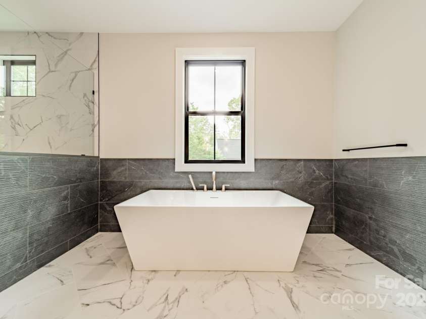 2412 Kingsbury Drive, Charlotte, NC 28205.  MLS# CAR4265110, YatesRealty ID 17826. 