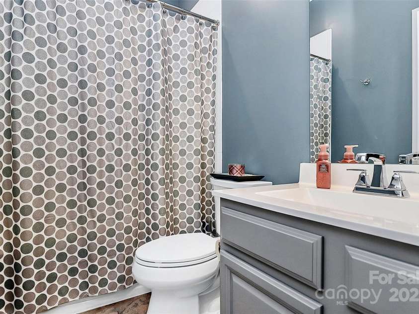1723 Town Oak Lane, Charlotte, NC 28205.  MLS# CAR4268026, YatesRealty ID 17827. 2nd Full Bath