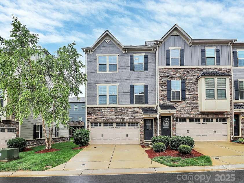 1723 Town Oak Lane, Charlotte, NC 28205.  MLS# CAR4268026, YatesRealty ID 17827. 