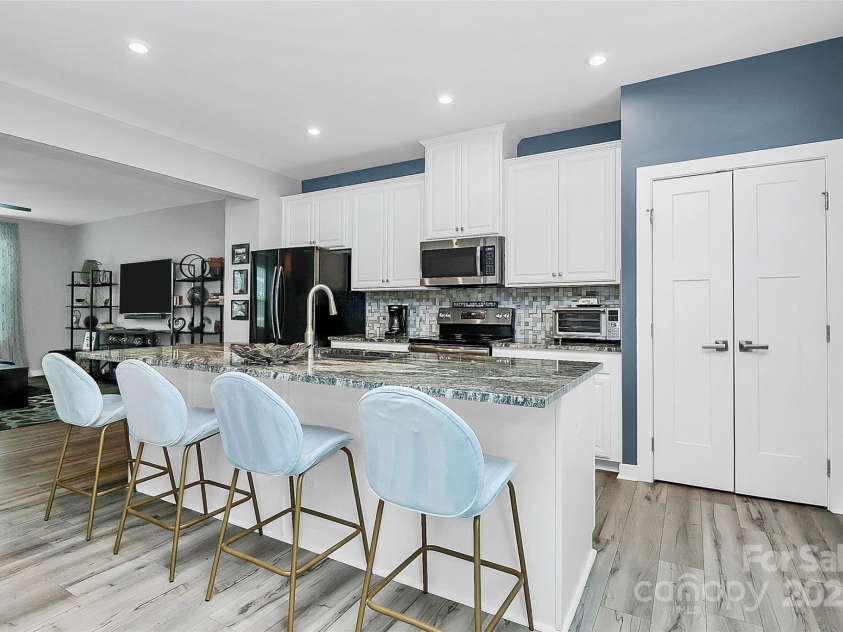 1723 Town Oak Lane, Charlotte, NC 28205.  MLS# CAR4268026, YatesRealty ID 17827. 