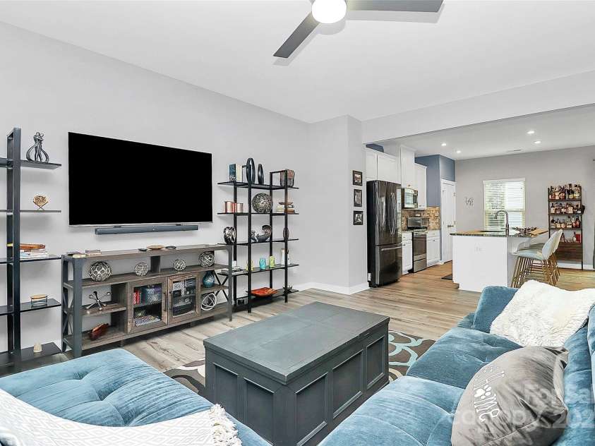 1723 Town Oak Lane, Charlotte, NC 28205.  MLS# CAR4268026, YatesRealty ID 17827. 