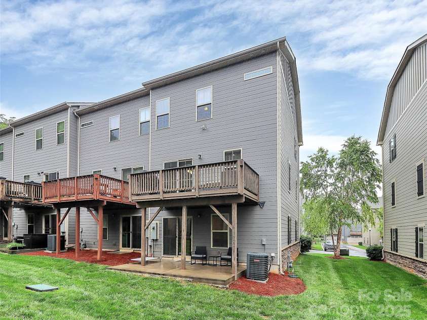 1723 Town Oak Lane, Charlotte, NC 28205.  MLS# CAR4268026, YatesRealty ID 17827. 