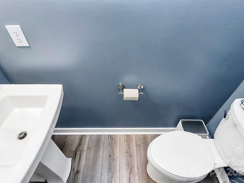 1723 Town Oak Lane, Charlotte, NC 28205.  MLS# CAR4268026, YatesRealty ID 17827. Half bath