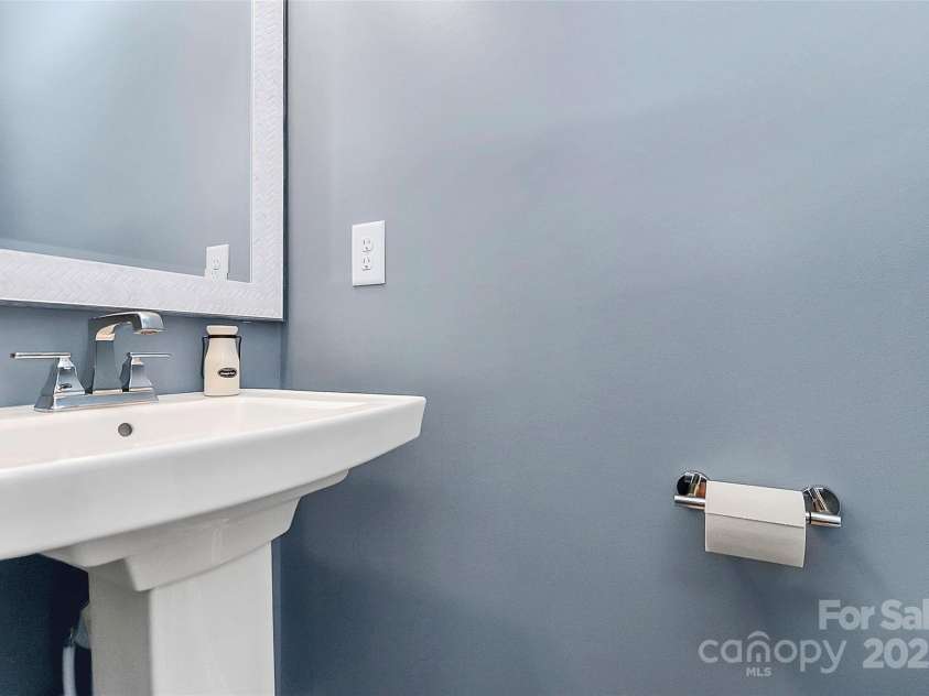 1723 Town Oak Lane, Charlotte, NC 28205.  MLS# CAR4268026, YatesRealty ID 17827. Half bath