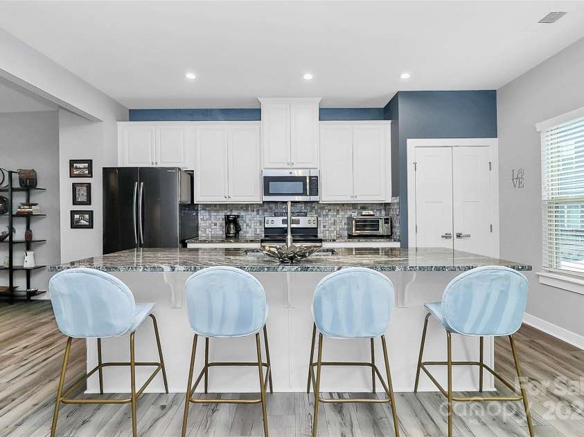 1723 Town Oak Lane, Charlotte, NC 28205.  MLS# CAR4268026, YatesRealty ID 17827. Kitchen w/unique to the neighborhood granite, backsplash, lvp
