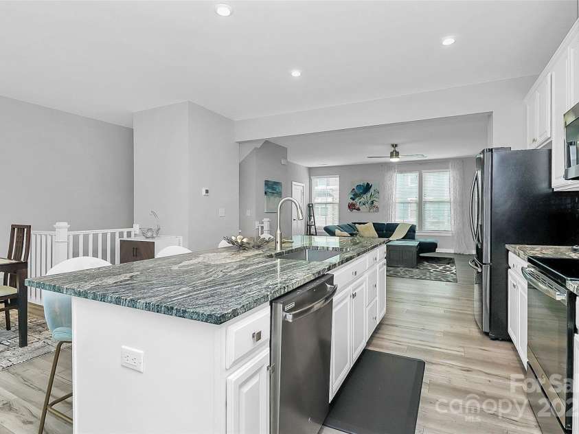 1723 Town Oak Lane, Charlotte, NC 28205.  MLS# CAR4268026, YatesRealty ID 17827. Oversized island w/large undermount sink and under sink water filtration
