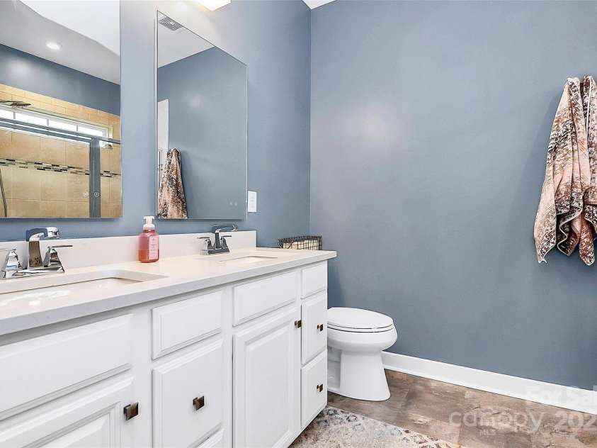 1723 Town Oak Lane, Charlotte, NC 28205.  MLS# CAR4268026, YatesRealty ID 17827. Primary Bath
