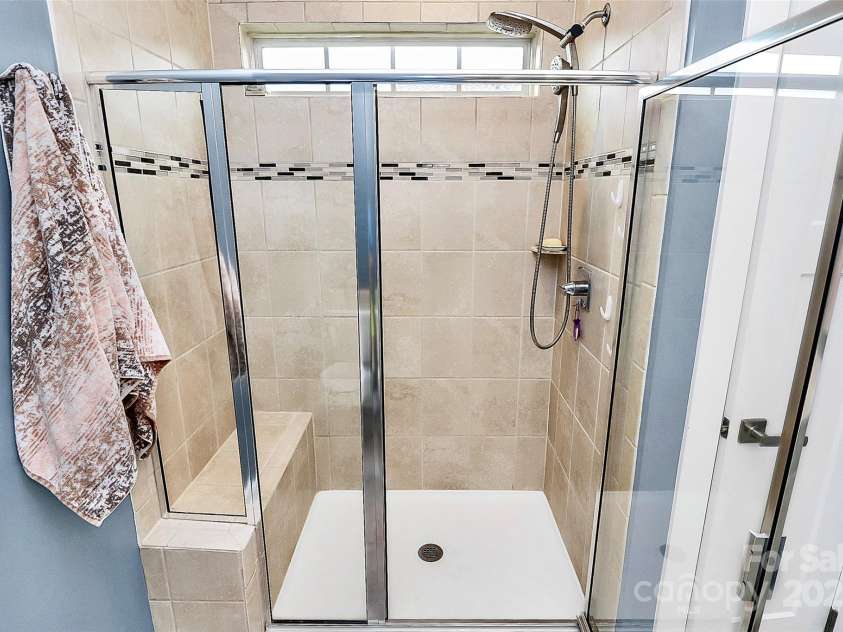 1723 Town Oak Lane, Charlotte, NC 28205.  MLS# CAR4268026, YatesRealty ID 17827. Shower w/bench
