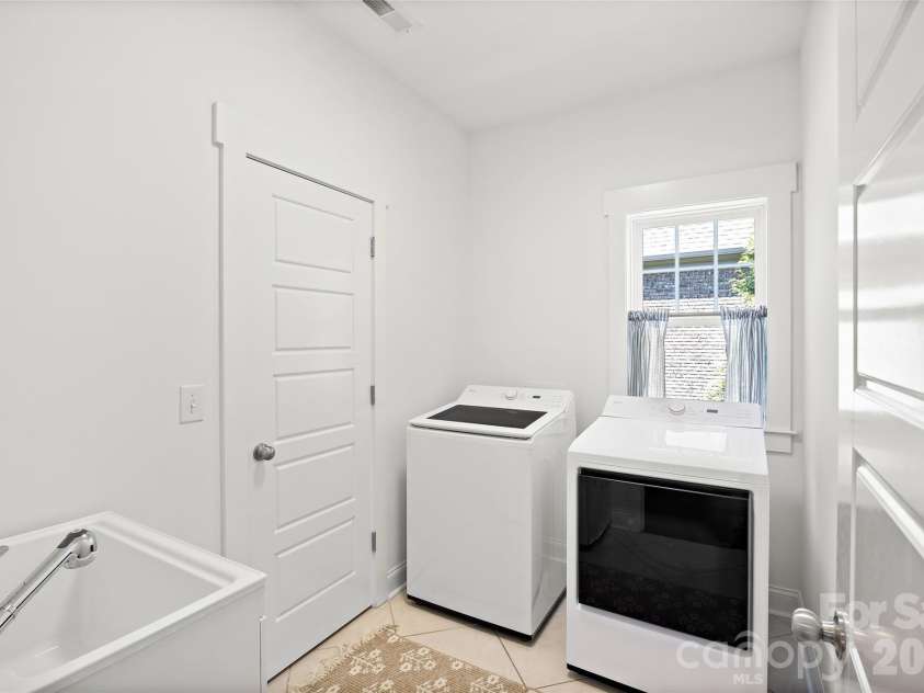 1111 Willhaven Drive, Charlotte, NC 28211.  MLS# CAR4373313, YatesRealty ID 17828. 