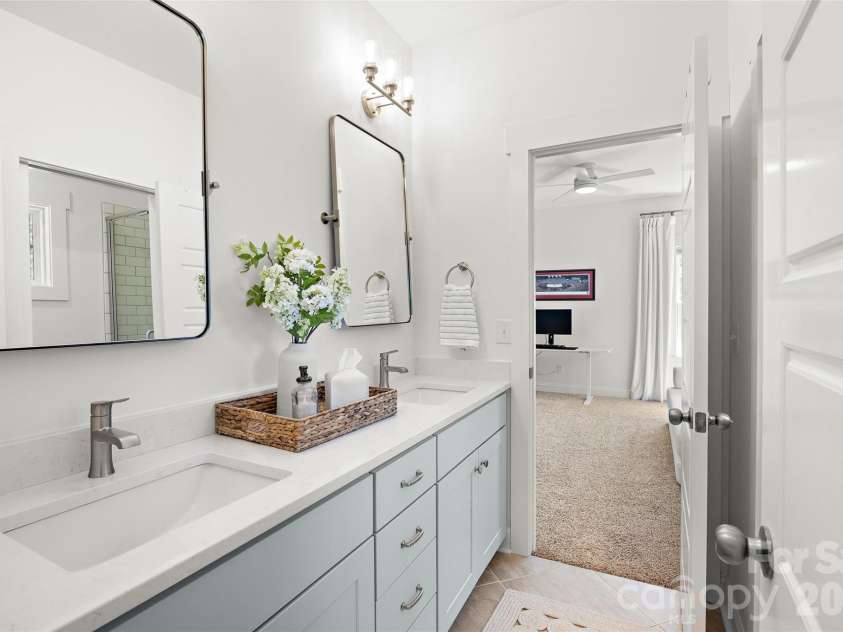 1111 Willhaven Drive, Charlotte, NC 28211.  MLS# CAR4373313, YatesRealty ID 17828. 