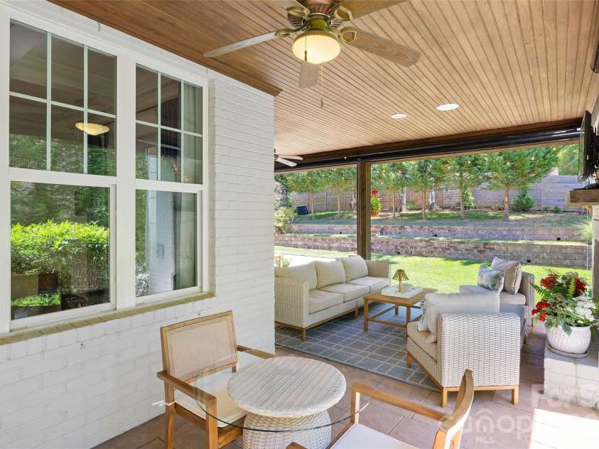 1111 Willhaven Drive, Charlotte, NC 28211.  MLS# CAR4373313, YatesRealty ID 17828. 