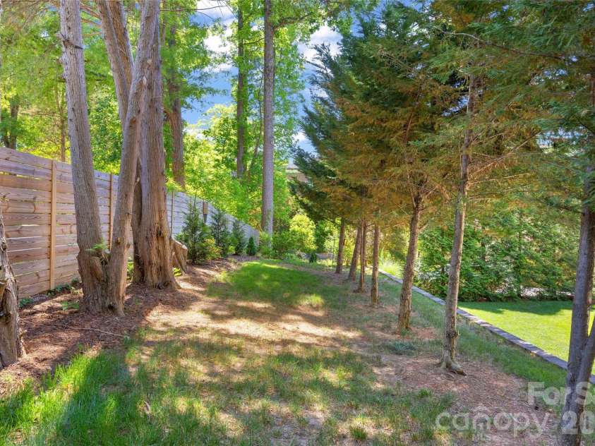 1111 Willhaven Drive, Charlotte, NC 28211.  MLS# CAR4373313, YatesRealty ID 17828. 