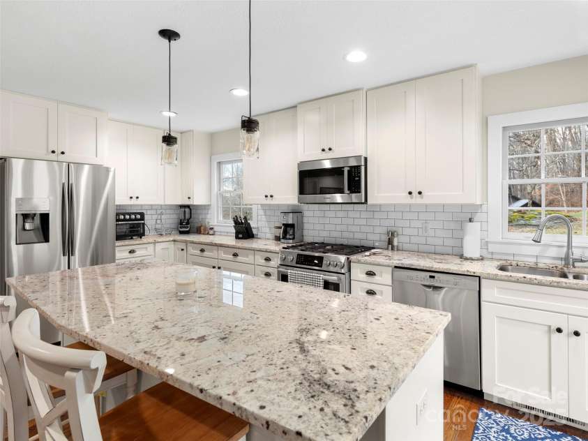 512 Shiloh Drive, Hendersonville, NC 28792.  MLS# CAR4208109, YatesRealty ID 17829. Chef's designer kitchen with upgraded stainless steel appliances