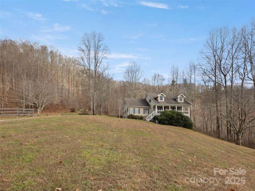 512 Shiloh Drive, Hendersonville, NC 28792.  MLS# CAR4208109, YatesRealty ID 17829. Plenty of space and privacy