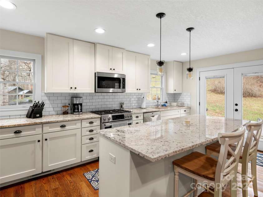 512 Shiloh Drive, Hendersonville, NC 28792.  MLS# CAR4208109, YatesRealty ID 17829. Renovated and upgraded kitchen including gas range