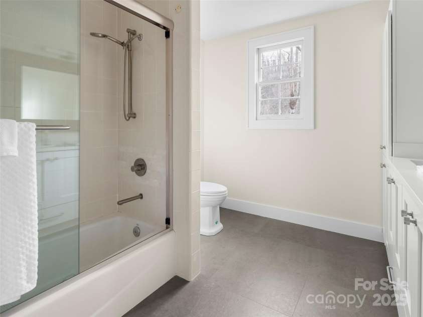 512 Shiloh Drive, Hendersonville, NC 28792.  MLS# CAR4208109, YatesRealty ID 17829. Renovated full bath on upper level