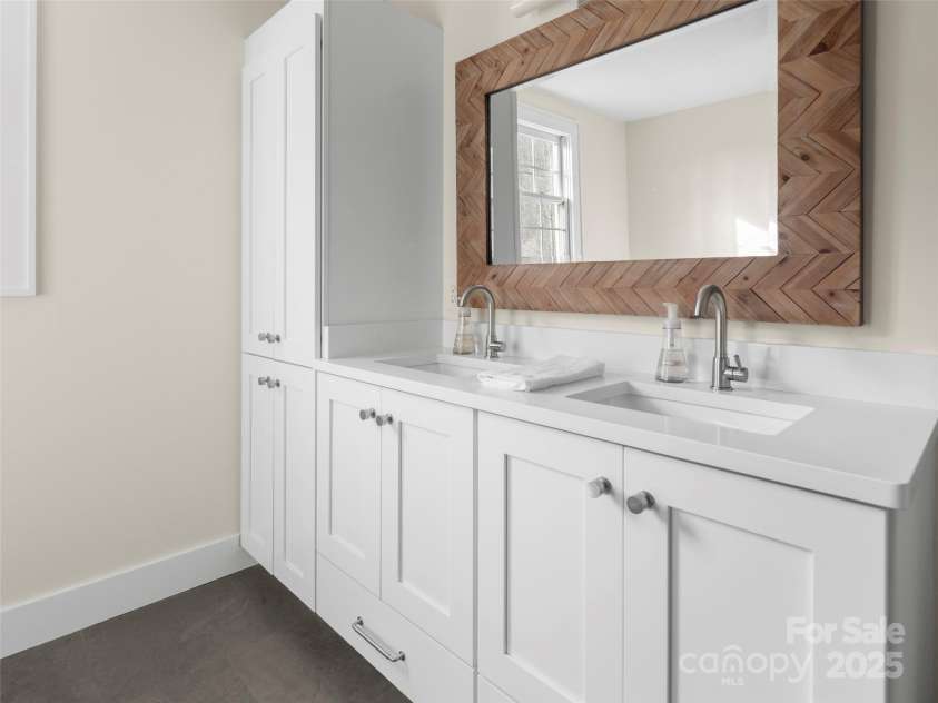 512 Shiloh Drive, Hendersonville, NC 28792.  MLS# CAR4208109, YatesRealty ID 17829. Upper level remodeled full bathroom