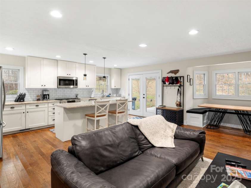 512 Shiloh Drive, Hendersonville, NC 28792.  MLS# CAR4208109, YatesRealty ID 17829. Wonderful open flow and floor plan
