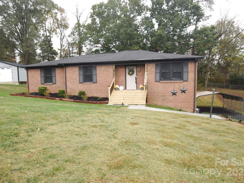 251 Briarcliff Drive, Kannapolis, NC 28081.  MLS# CAR4313103, YatesRealty ID 1783. 