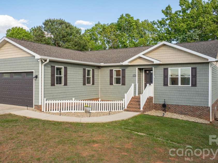 4262 Boulder Drive, Morganton, NC 28655.  MLS# CAR4369441, YatesRealty ID 17832. 