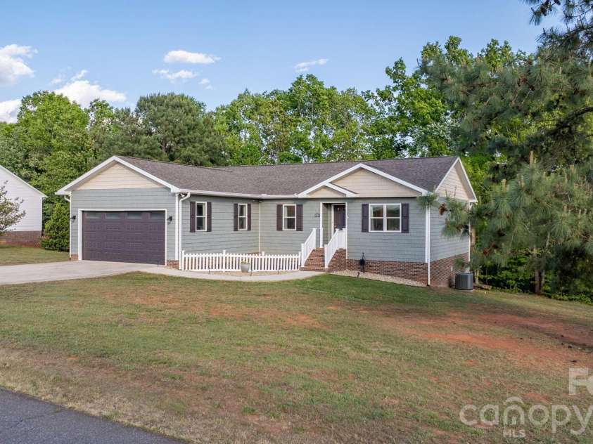 4262 Boulder Drive, Morganton, NC 28655.  MLS# CAR4369441, YatesRealty ID 17832. 