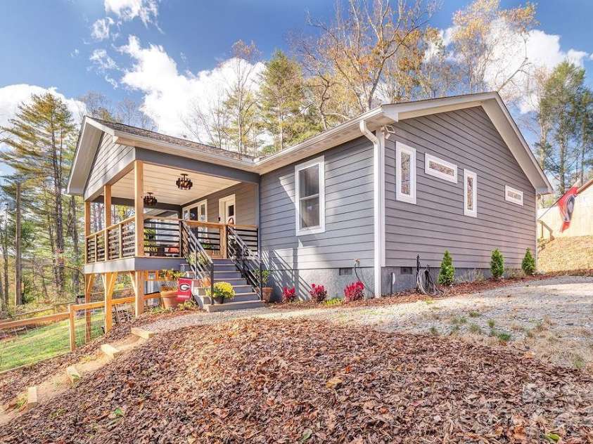 15 Edmond Woods Place, Fairview, NC 28730.  MLS# CAR4316781, YatesRealty ID 17833. 