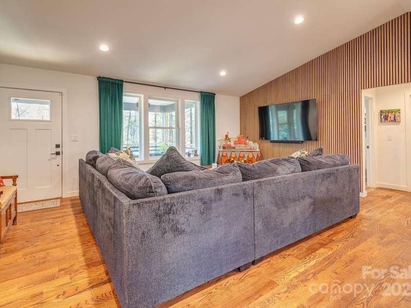 15 Edmond Woods Place, Fairview, NC 28730.  MLS# CAR4316781, YatesRealty ID 17833. 
