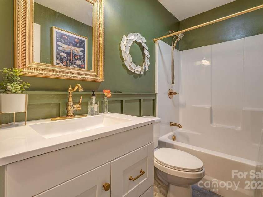 15 Edmond Woods Place, Fairview, NC 28730.  MLS# CAR4316781, YatesRealty ID 17833. 