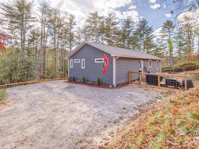 15 Edmond Woods Place, Fairview, NC 28730.  MLS# CAR4316781, YatesRealty ID 17833. 