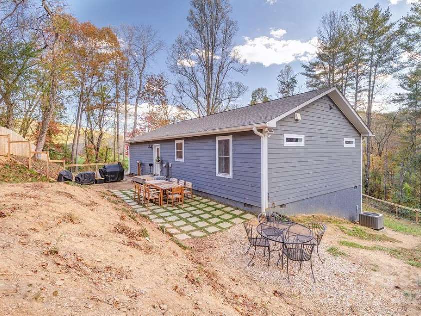 15 Edmond Woods Place, Fairview, NC 28730.  MLS# CAR4316781, YatesRealty ID 17833. 