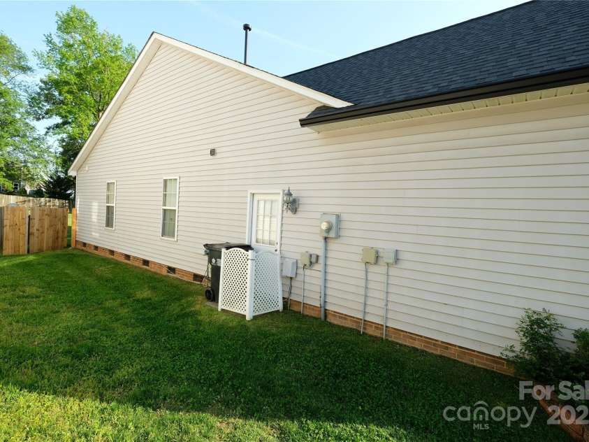 5834 Coopers Ridge Lane, Charlotte, NC 28269.  MLS# CAR4231765, YatesRealty ID 17833. Side entry door to garage door