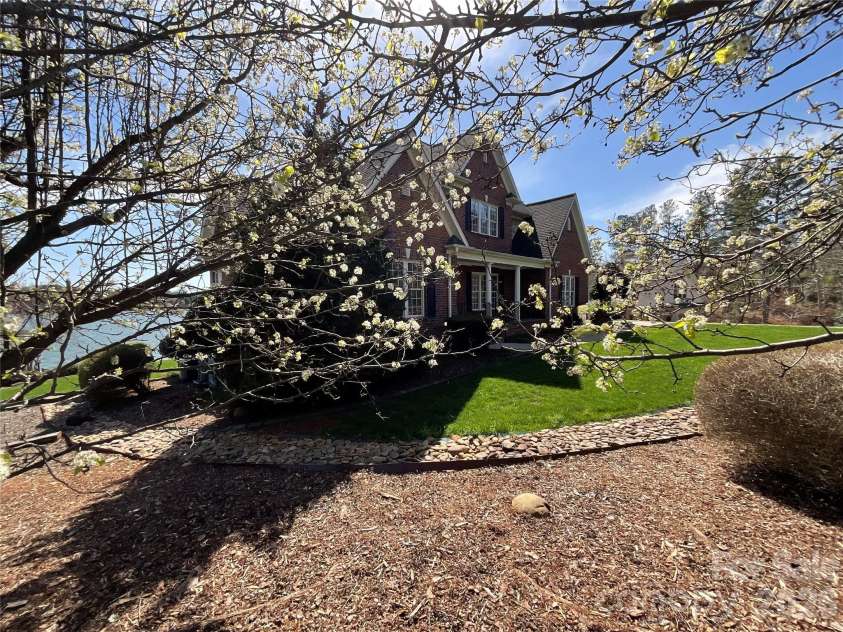 5231 Peninsula Drive, Granite Falls, NC 28630.  MLS# CAR4336540, YatesRealty ID 17834. 