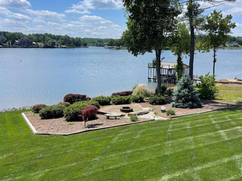 5231 Peninsula Drive, Granite Falls, NC 28630.  MLS# CAR4336540, YatesRealty ID 17834. 