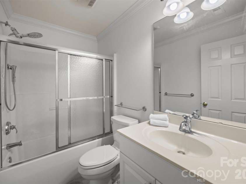 5231 Peninsula Drive, Granite Falls, NC 28630.  MLS# CAR4336540, YatesRealty ID 17834. Full bathroom 