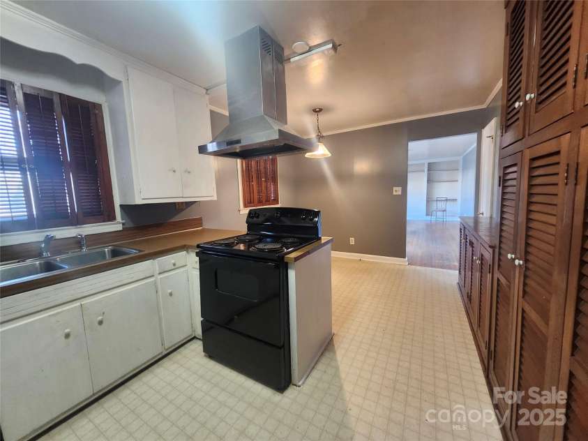 104 Catawba Street, Morganton, NC 28655.  MLS# CAR4233610, YatesRealty ID 17835. 