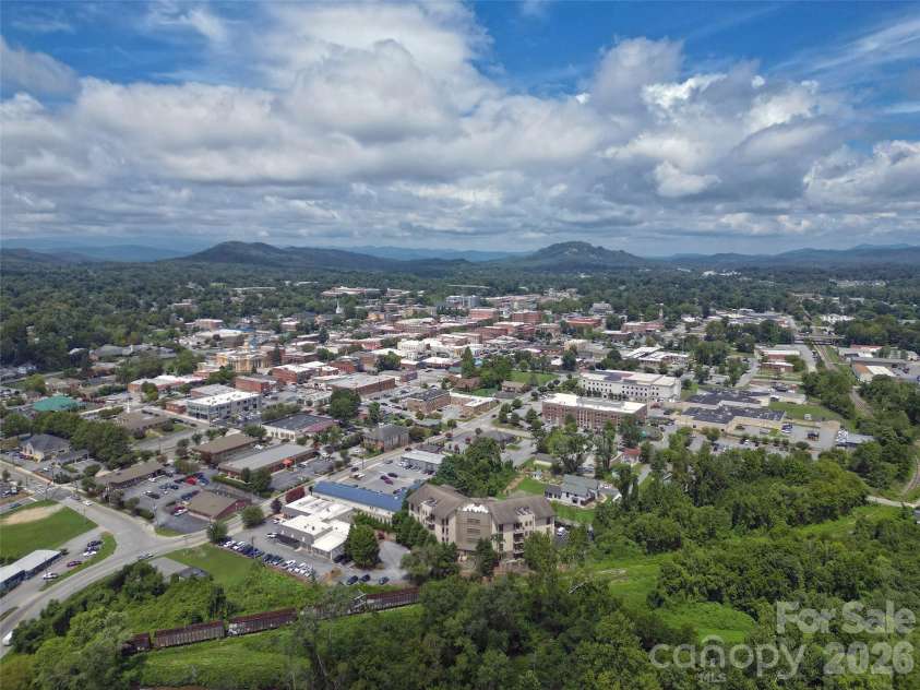 538 Main Street, Hendersonville, NC 28792.  MLS# CAR4288988, YatesRealty ID 17836. 