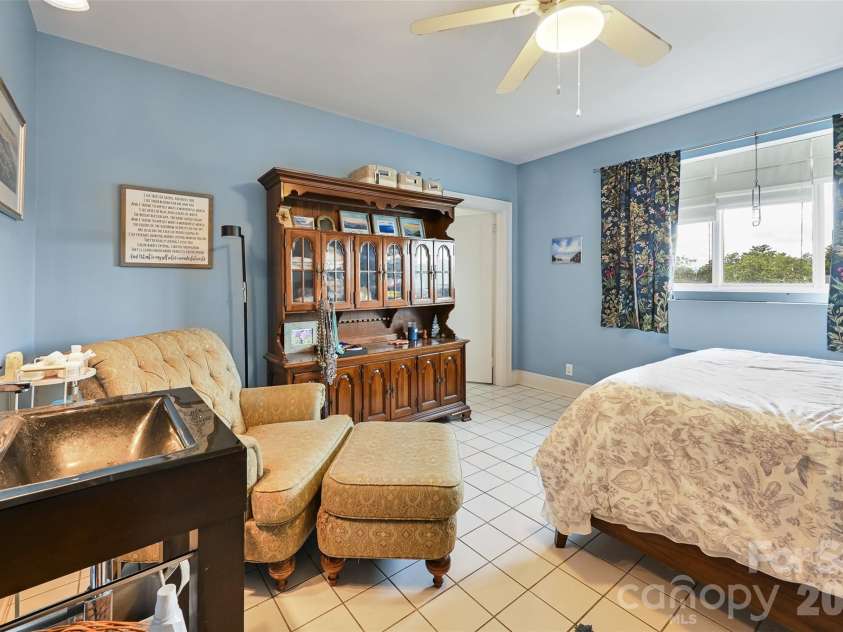 538 Main Street, Hendersonville, NC 28792.  MLS# CAR4288988, YatesRealty ID 17836. 