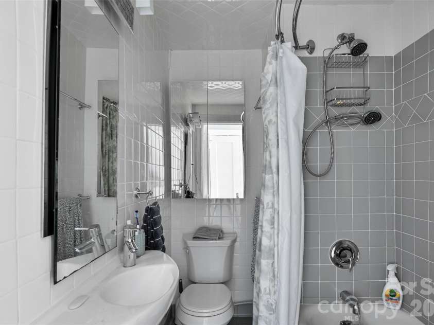 538 Main Street, Hendersonville, NC 28792.  MLS# CAR4288988, YatesRealty ID 17836. 